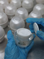 Whitening, smoothen and moisturizing face cream.